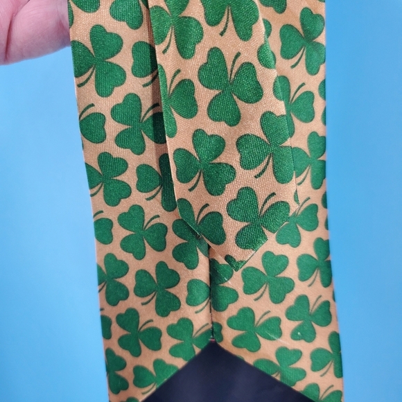 Silk gold and green shamrock necktie - Picture 6 of 9